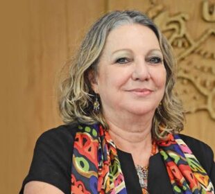 Guadalupe Valencia García es doctora en sociología por la Universidad Nacional Autónoma de México e investigadora del Centro de Investigaciones Interdisciplinarias en Ciencias y Humanidades de la misma casa de estudios. Sus líneas de investigación son: 1) tiempo social y 2) usos y discursos temporales y su relación con las identidades sociales. Pertenece al SNII nivel III. Es co-coordinadora del Grupo de Trabajo de Estudios sobre el Tiempo y las Temporalidades del Consejo Latinoamericano de Ciencias Sociales (CLACSO). Es co-coordinadora académica del Diplomado Superior en Estudios del tiempo y la vida (buena), también de CLACSO.  Recientemente ha coordinado los libros Futuros en disputa. Las narrativas sobre el porvenir (2023); Compartir el tiempo. Reflexiones intempestivas (2022); y Las voces del tiempo. Diccionario de citas (2019).